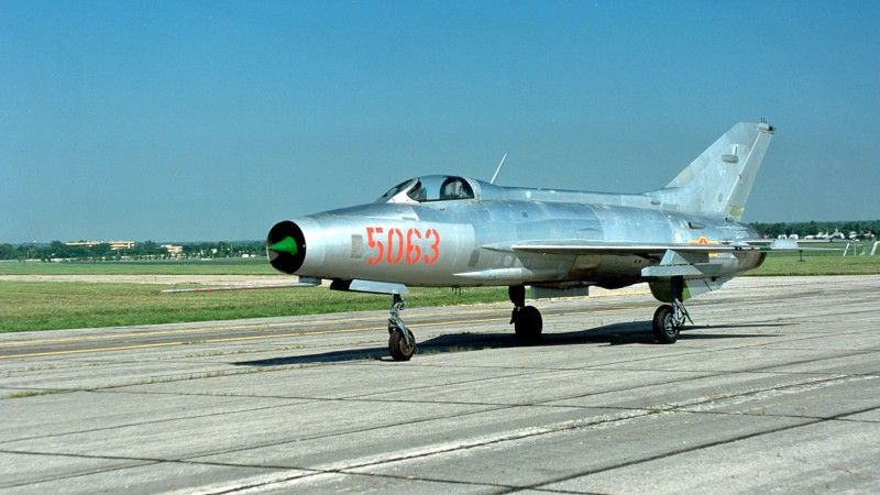 Północnokoreańskie lotnictwo dysponuje m.in. maszynami MiG-21 starszych serii, wprowadzane są także bezzałogowce. Na zdjęciu maszyna rodziny MiG-21 pochodząca z sił powietrznych Wietnamu. Fot. USAF.