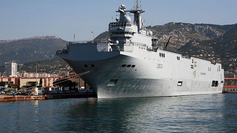Prezydent Francji podjął decyzję o wstrzymaniu procesu przekazywania Rosji pierwszego okrętu typu Mistral. Na zdjęciu jedna z jednostek, należąca do marynarki Francji. Fot. Rama/Wikimedia Commons/CC-BY-SA 2.0-fr.