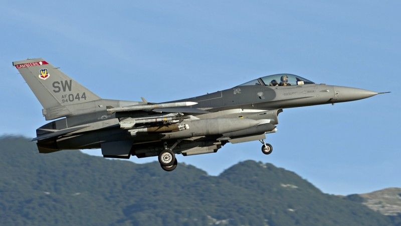Ewakuację amerykańskiego personelu z Libii osłaniały trzy myśliwce F-16. Na zdjęciu maszyna lądująca we Włoszech po wykonaniu lotu w ramach operacji Unified Protector w 2011 roku. Fot. USAF.