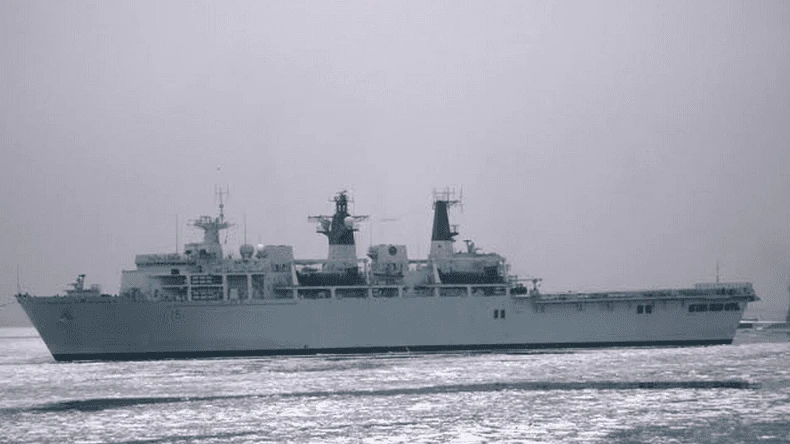 HMS Bulwark podczas powrotu z misji na Morzu Śródziemnym. Fot. MoD UK/Crown Copyright.