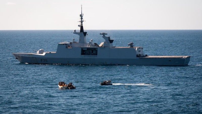 Grupa abordażowa z francuskiej fregaty Surcouf w trakcie aresztowania pierwszej grupy somalijskich piratów - fot. NATO