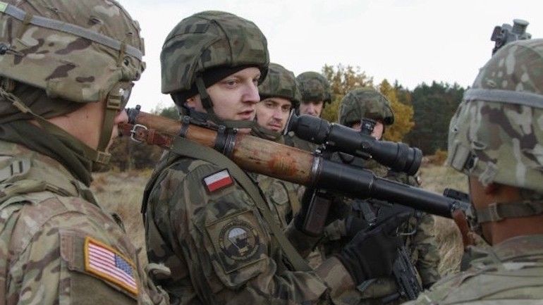 Ćwiczenia polskich i amerykańskich żołnierzy z granatnikiem RPG-7