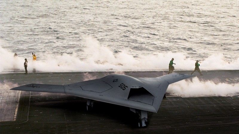 Wizja artystyczna X-47 na pokładzie lotniskowca - fot. US Navy
