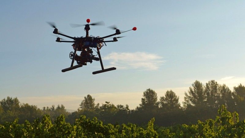 Federalna administracja lotnicza wydała zakaz strzelania do dronów. Ale czy ma do tego prawo – fot. www.huffingtonpost.com