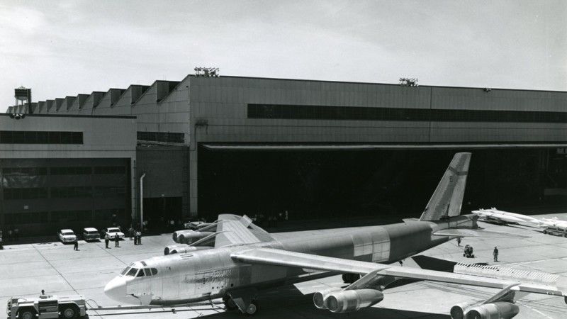 1962 rok, ostatni egzemplarz B-52H wytoczony z hali montażowej, maszyna lata do dziś - fot. Boeing