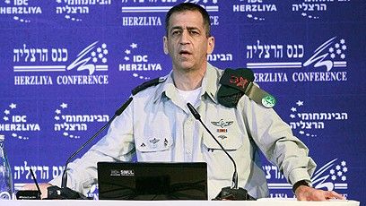 Gen. Aviv Kochavi podczas konferencji w Herzliyi - fot. www.imemc.org