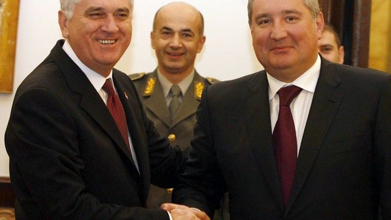 Prezydent Serbii Tomisław Nikolić (po lewej) i wicepremier FR Dmitrij Rogozin (po prawej) - fot. www.novosti.rs