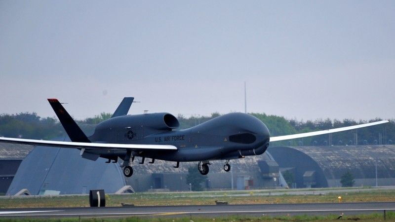 System NATO AGS będzie oparty na bezzałogowych systemach powietrznych Global Hawk. Na zdjęciu podobna maszyna należąca do USAF, podchodząca do lądowania w japońskiej bazie Misawa. Fot. Staff Sgt. Nathan Lipscomb/USAF.