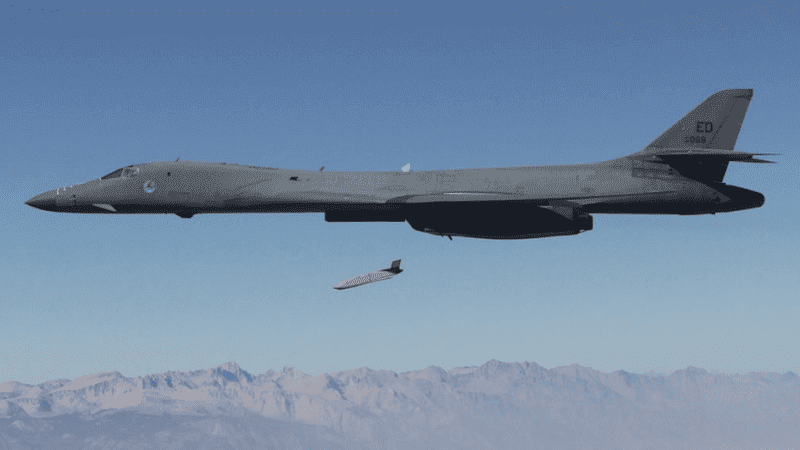 <p>Bombowce B-1B z pociskami LRASM mogą stanowić element systemu odstraszania przed użyciem pocisków manewrujących bazowania lądowego. Fot. DARPA.</p>