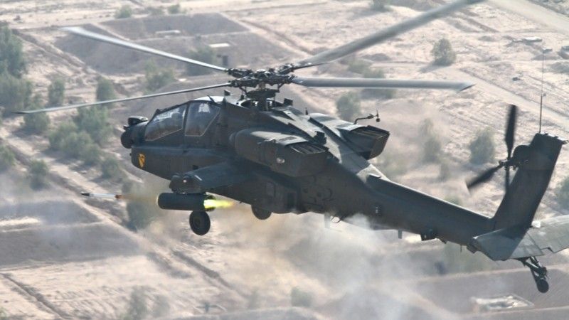 Dzięki certyfikacji, pociski Talon będą mogły być odpalane ze śmigłowców AH-64 Apache, uzupełniając bądź zastępując niekierowane rakiety kalibru 70 mm (na zdjęciu). Fot. Chief Warrant Officer Anthony Bailey/US Army.