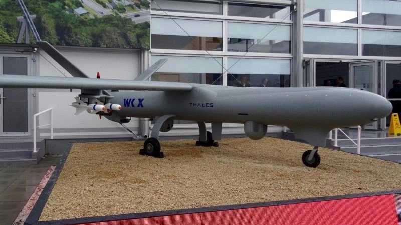 Watchkeeper X z podwieszonymi pociskami FFLM podczas Farnborough 2016 - fot. J.Sabak