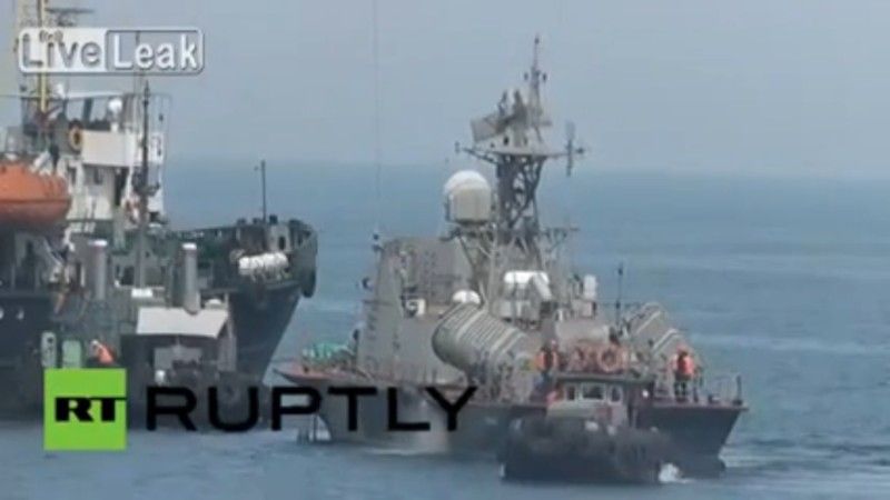 Rosjanie przekazali Ukrainie pierwszy okręt z tych, które zajęli na Krymie – fot. RT/You Tube