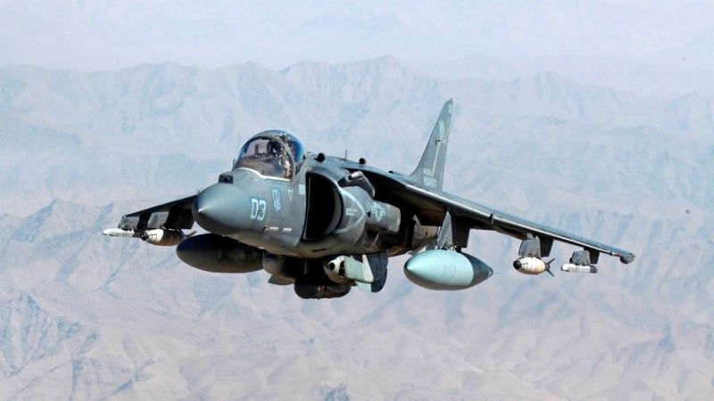 W atakach lotniczych na pozycje terrorystów z organizacji Państwo Islamskie uczestniczą też samoloty AV-8B Harrier II. Na zdjęciu podobna maszyna nad Afganistanem. Fot. Sgt. Gabriela Garcia/USMC.