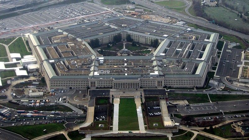 Pomimo deklaracji głębokich cięć, wzrosła liczba urzędników Pentagonu (fot. wikipedia)