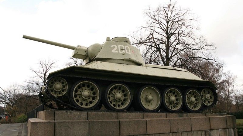 Radziecki czołg T-34 na postumencie, będący częścią pomnika  w parku Tiergarten w Berlinie. Fot. Bernt Rostad/Wikimedia Commons