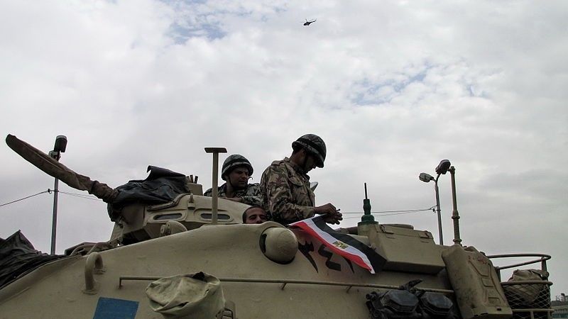 Egipski czołg podczas protestów. – fot. wikimedia