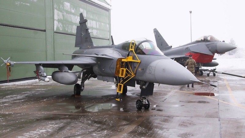 Węgierski Gripen (na pierwszym planie) i przejmujący jego obowiązki hiszpański Eurofighter - fot. Šiaulių Aviacijos bazė