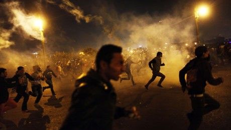 Demonstranci uciekają przed policją - fot. Reuters