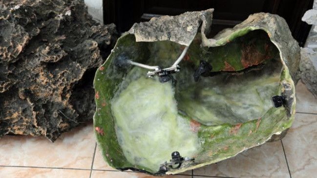 Zdjęcia urządzeń szpiegowskich ukrytych w sztucznych skałach opublikowane przez agencję SANA - fot. http://www.presstv.ir
