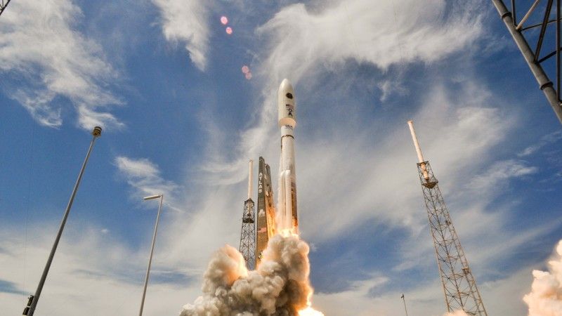 Działania Rosji mogą utrudnić dalszą eksploatację rakiet Atlas V, choć firma United Launch Alliance dysponuje zapasem silników RD-180. Dzięki temu istniejące zobowiązania kontraktowe będą mogły być wypełnione. Na zdjęciu odpalenie satelity wynoszonego w przestrzeń kosmiczną z wykorzystaniem rakiety typu Atlas V.  Fot. United Launch Alliance/USAF.