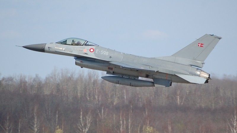 Samolot F-16 duńskich sił powietrznych został uszkodzony przez ptaka nad Estonią – fot. www.airn.nato.int
