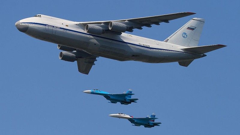 An-124 Rusłan i para Su-27 podczas parady zwycięstwa nad Moskwą - fot. wikipedia/Sergey Kustov
