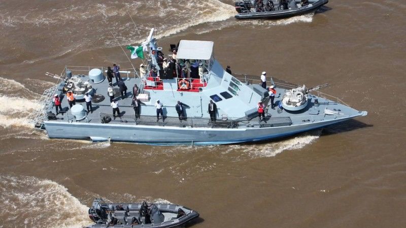 Nigeryjskie siły morskie zniszczyły w tym roku miedzy innymi ponad 1500 nielegalnych rafinerii – fot. www.nairaland.com