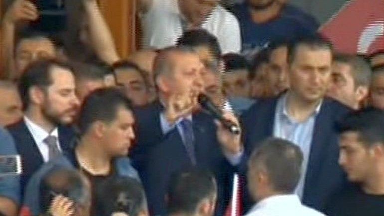 Prezydent Erdogan przemawia do swoich zwolenników na lotnisku w Stambule, 16 lipca 2016 r. Fot. http://www.tccb.gov.tr
