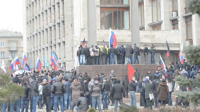 Prorosyjscy demonstranci przed budynkiem administracji obwodowej w Doniecku. Fot. Andrew Butko/Wikimedia Commons/CC-BY-SA