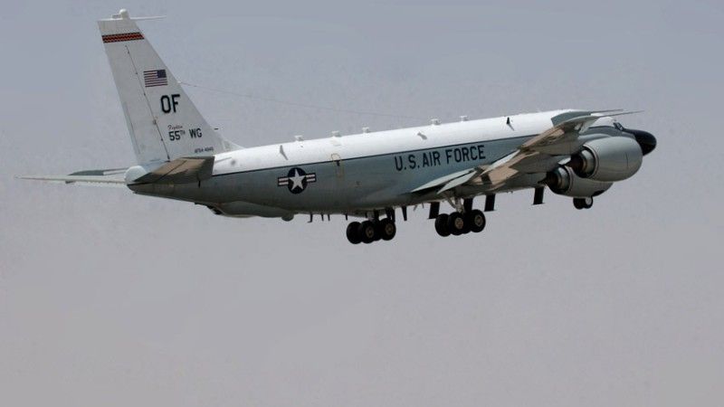 Samolot rozpoznawczy RC-135 Rivet Joint musiał uciec do Szwecji przed rosyjskim samolotem myśliwskim – fot. USAF