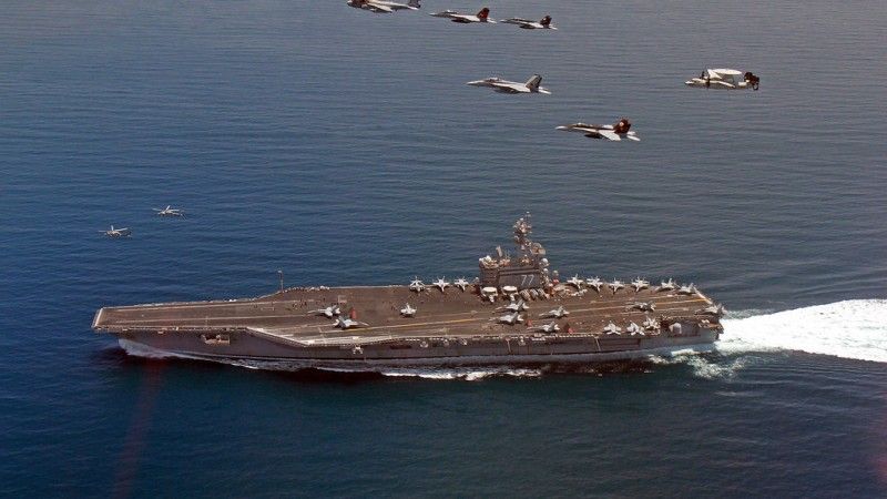 Na wody Zatoki Perskiej skierowany został lotniskowiec USS George H. W. Bush, aby umożliwić "elastyczność" w zakresie podejmowania działań w związku z kryzysem w Iraku. Fot. Lt. Diane M. Kruse/US Navy/ U.S. Naval Forces Central Command/U.S. Fifth Fleet/flickr.