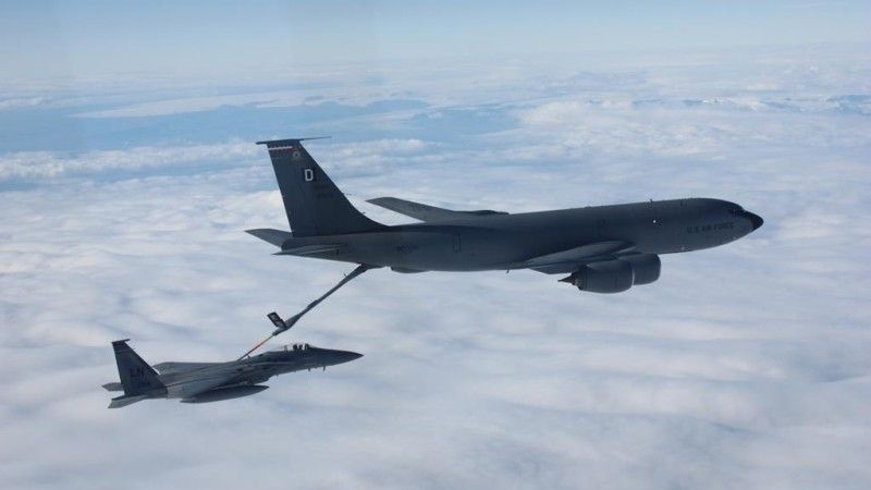 Samolot F-15C wyznaczony do wcześniejszej rotacji misji Icelandic Air Policing podczas tankowania w powietrzu z samolotu KC-135 Stratotanker. Fot. Maj. Andrew Rose/USAF
