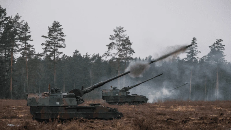 Niemieckie PzH 2000 podczas ćwiczeń w krajach bałtyckich. Fot. Bundeswehr/Jane Schmidt