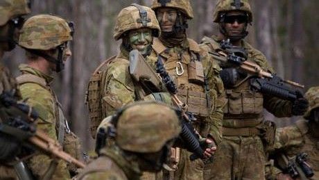 Całe wyposażenie indywidualne SCE jest dopasowane kolorystycznie do nowego kamuflażu australijskiego żołnierza AMCU (Australian Multicam Camouflage Uniform). Fot. defence.gov.au