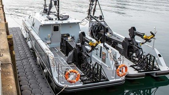 Piętnastometrowa łódź motorowa RNMB „Hebe” oraz jedenastometrowa łódź RNMB „Harrier” wykorzystywane w ramach projektu WILTON do nadzoru szlaków wodnych. Na rufie oby jednostek widoczny system zdalnego opuszczania holowanej „ryby” z sonarem obserwacji bocznej. Fot. Atlas Elektronik UK