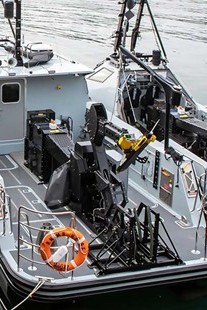 Piętnastometrowa łódź motorowa RNMB „Hebe” oraz jedenastometrowa łódź RNMB „Harrier” wykorzystywane w ramach projektu WILTON do nadzoru szlaków wodnych. Na rufie oby jednostek widoczny system zdalnego opuszczania holowanej „ryby” z sonarem obserwacji bocznej. Fot. Atlas Elektronik UK
