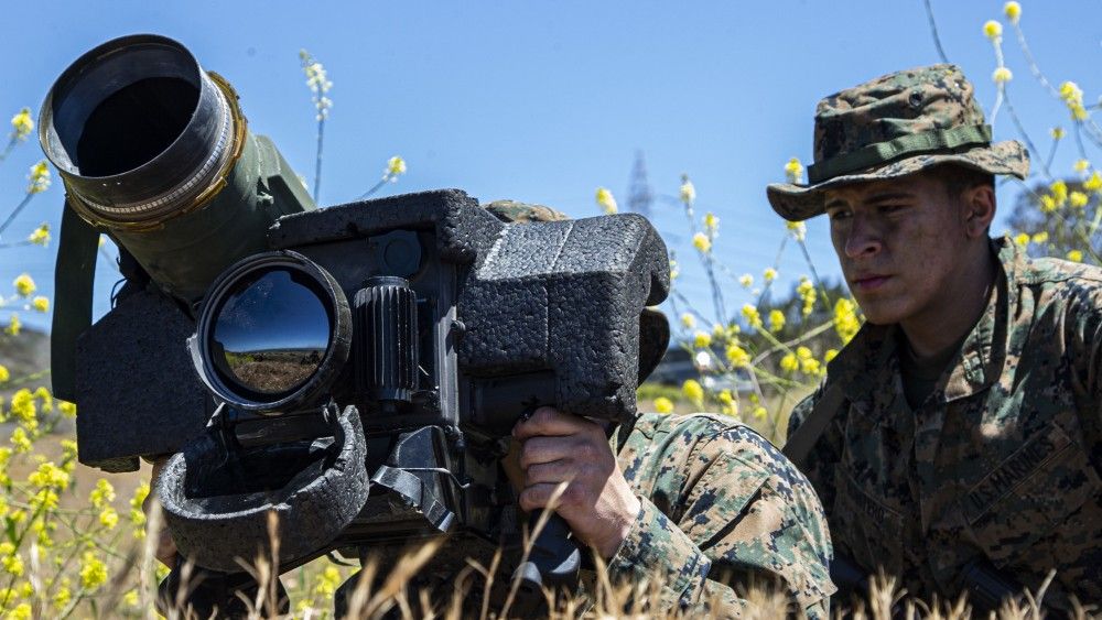 Marines w czasie nauki operowania FGM-148 Javelin. Obsługa różnych środków ogniowych staną się kręgosłupem niezbędnym pododdziałom Marines w prowadzeniu działań w ugrupowaniach rozproszonych. Fot. USMC, Sgt Jeremy Laboy.
