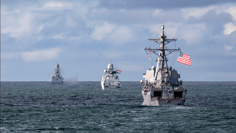 Amerykański niszczyciel USS „Paul Ignatius” i płynąca przed nim niderlandzka fregata HNLMS „De Zeven Provinciën” wyposażona w radar SMART-L MM/N. Fot. Thales