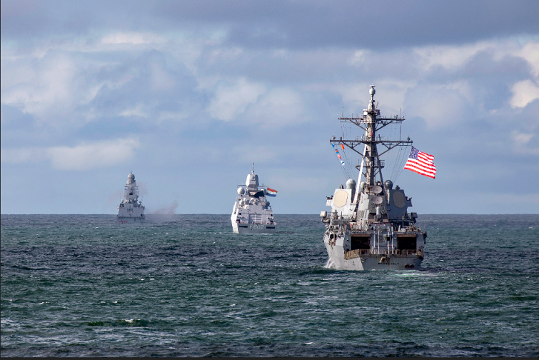 Amerykański niszczyciel USS „Paul Ignatius” i płynąca przed nim niderlandzka fregata HNLMS „De Zeven Provinciën” wyposażona w radar SMART-L MM/N. Fot. Thales