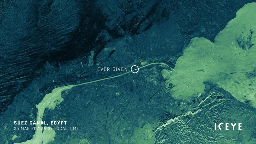 Radarowe zobrazowanie satelitarne ICEYE w trybie Strip (monitoring pasmowy) - Kanał Sueski w dniu 26 marca 2021 r., kiedy statek Ever Given blokował jeszcze tę kluczową drogę morską. Fot. ICEYE [iceye.com]