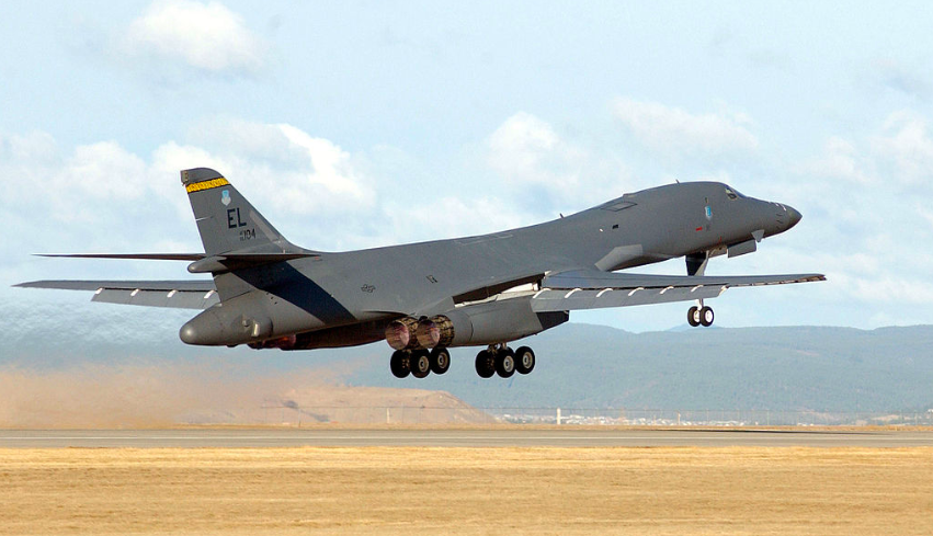 B-1B startuje z bazy w Ellsworth. Fot. USAF/Senior Airman Michael B. Keller