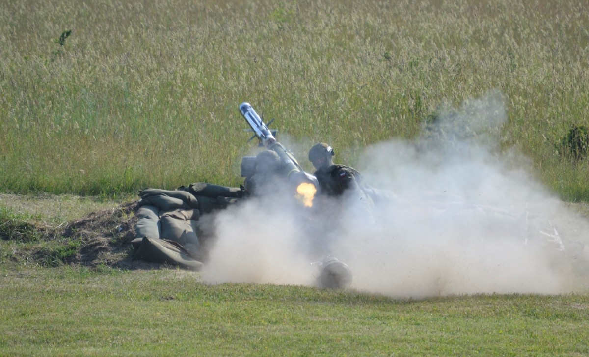 Strzelanie zestawu przeciwpancernego Javelin. Fot. M.Dura