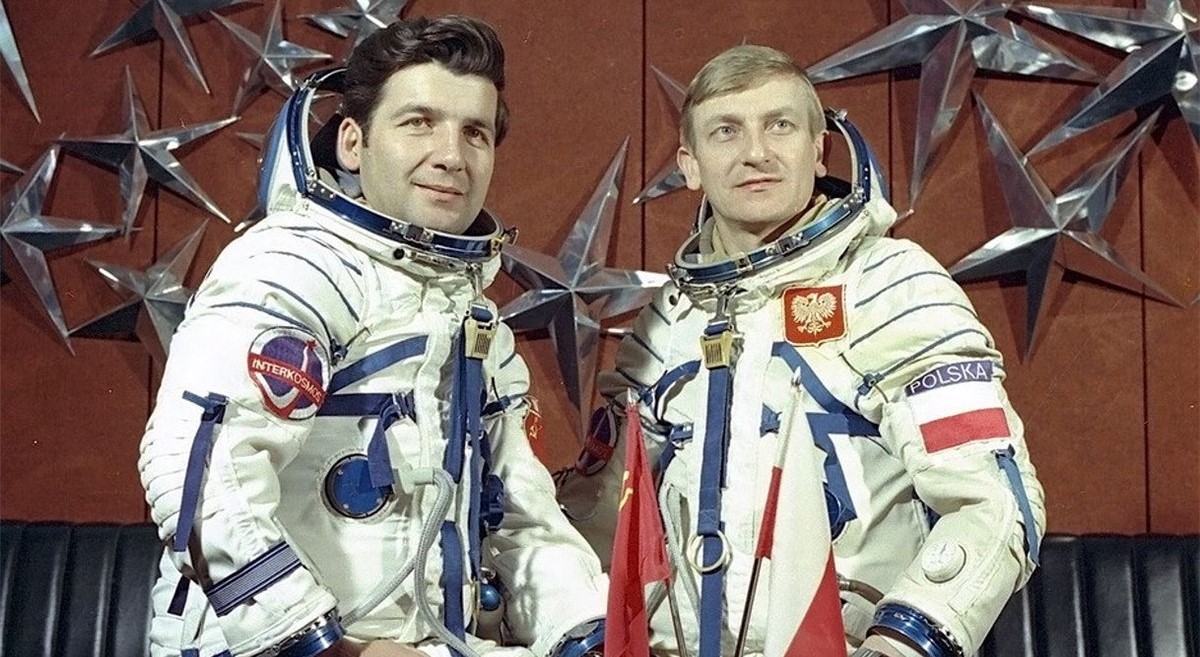 Mirosław Hermaszewski (z prawej) i Piotr Klimuk (po lewej) na krótko przed lotem kosmicznym misji Sojuz-30. Fot. Roskosmos [roscosmos.ru]