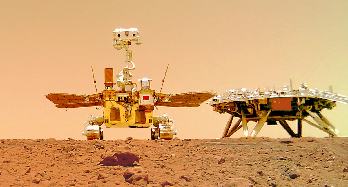 Zdjęcie z Marsa ukazujące chiński lądownik oraz łazik Zhurong. Fot. China National Space Administration (CNSA) [scio.gov.cn]