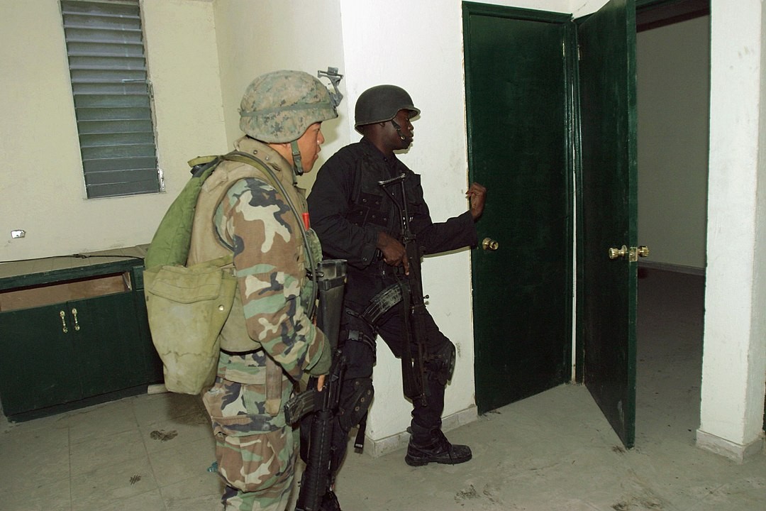 Amerykanie i Haitańczycy w 2004 r., fot. Corporal Eric C. Ely, US Marine Corps, domena publiczna