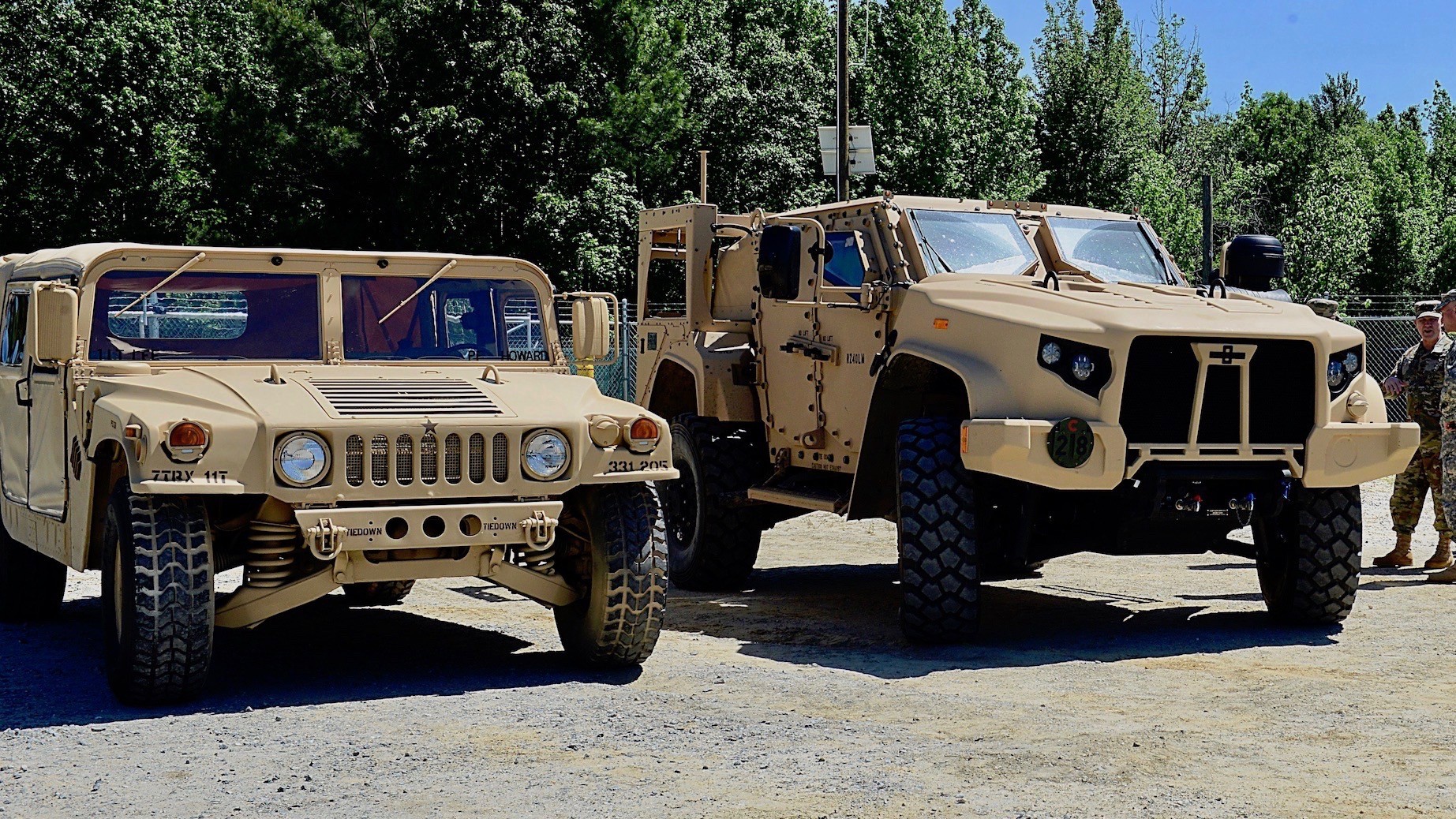 HMMWV kontra JLTV. Fot. U.S. Air Force/Staff Sgt. Teresa J. Cleveland