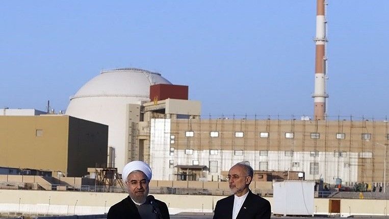 Od lewej: Hassan Rouhani (prezydent Iranu) oraz Ali Akbar Salehi (szef irańskiej Organizacji Energii Atomowej). W tle elektrownia atomowa Bushehr (2015 r.).