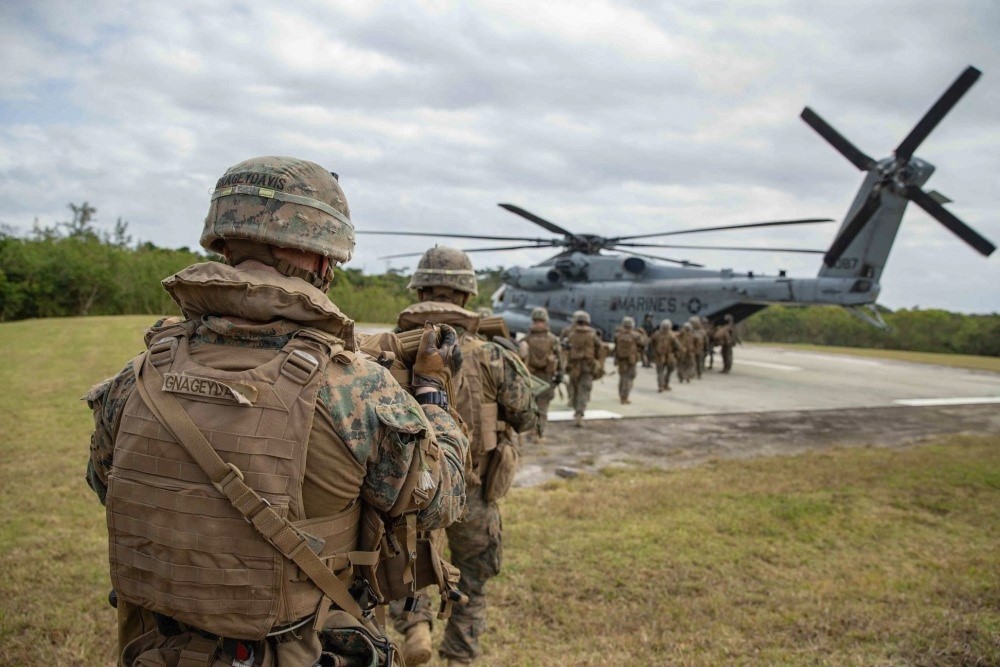 Marines z 1/2 Marines (czasowo 3d Marine Division) w czasie załadunku do śmigłowca CH-53E Super Stallion podczas ćwiczenia obrony amfibijnej w Camp Schwab, Okinawa (2021). Marines doskonalili swoje umiejętności taktyczne podczas demonstracji zdolności do szybkiego przejmowania i obrony kluczowych obszarów morskich w regionie Indo-Pacyfiku. Fot . Cpl. Alize Sotelo, USMC.