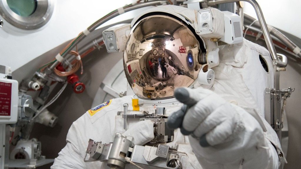 Włoski astronauta Luca Parmitano podczas przymiarki do skafandra kosmicznego - NASA Johnson Space Center, Houston (USA). Fot. ESA [esa.int]