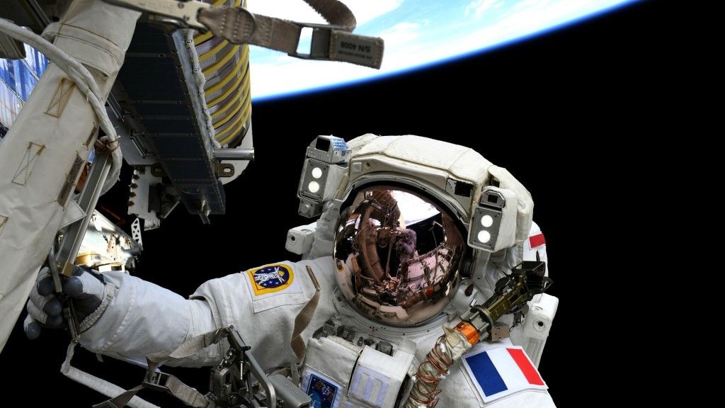 Francuski astronauta Thomas Pesquet (z korpusu załóg ESA) podczas spaceru kosmicznego na Międzynarodowej Stacji Kosmicznej. Fot. ESA/NASA-Shane Kimbrough [esa.int]